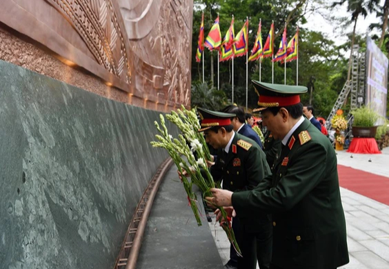 Khánh thành bức phù điêu Bác Hồ nói chuyện với Đại đoàn quân Tiên phong tại Đền Hùng - Ảnh 6.