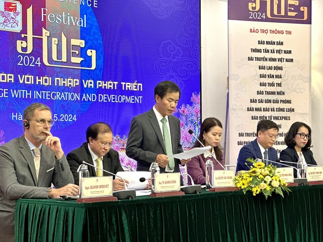 
hairman of the Peoples Committee of Thua Thien-Hue Nguyen Van Phuong (standing) speaks at the press conference announcing the 2024 Hue Festival
