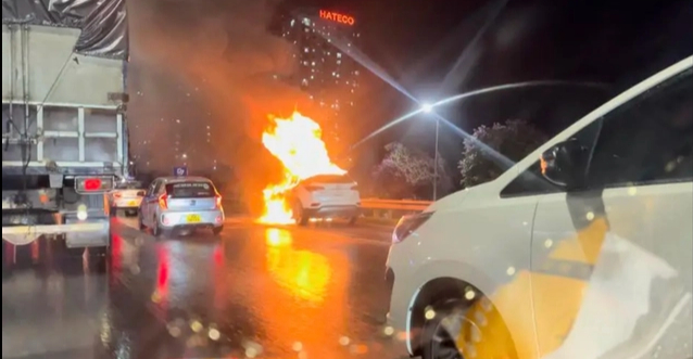 Xe ô tô bốc cháy dữ dội trên đường Vành đai 3 tại Hà Nội - Ảnh 2.