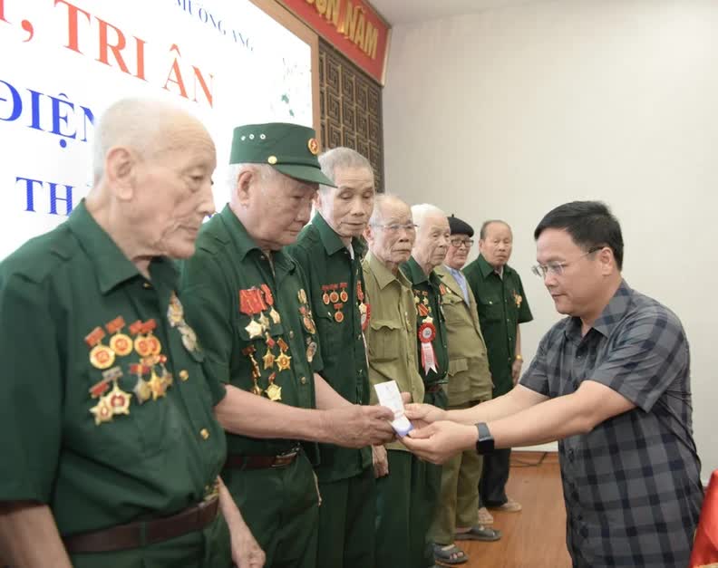Gifts presented to soldiers who fought in the Dien Bien Phu Campaign at a meeting held in Dien Bien on May 5