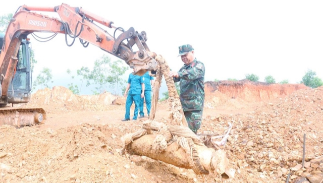 Hủy nổ thành công quả bom nặng khoảng 340kg sót lại sau chiến tranh - Ảnh 2.