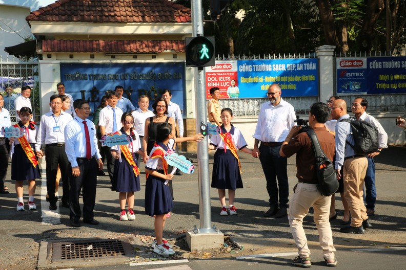 Students use pedestrian traffic lights.