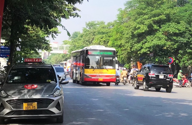 Hà Nội yêu cầu chấn chỉnh hoạt động xe bus - Ảnh 1.