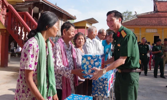Y bác sĩ Kiên Giang tổ chức thăm khám cho hơn 250 công dân Campuchia - Ảnh 2.