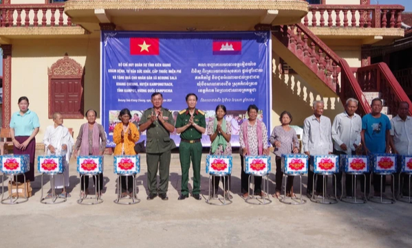 Y bác sĩ Kiên Giang tổ chức thăm khám cho hơn 250 công dân Campuchia - Ảnh 3.