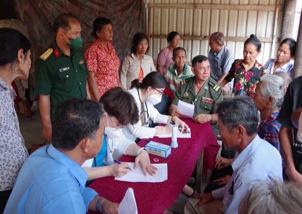 Y bác sĩ Kiên Giang tổ chức thăm khám cho hơn 250 công dân Campuchia - Ảnh 1.