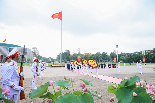 Kỷ niệm 134 năm Ngày sinh Chủ tịch Hồ Chí Minh: Lãnh đạo Đảng, Nhà nước vào Lăng viếng Bác - Ảnh 1.