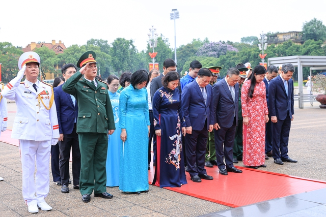 Kỷ niệm 134 năm Ngày sinh Chủ tịch Hồ Chí Minh: Lãnh đạo Đảng, Nhà nước vào Lăng viếng Bác - Ảnh 7.