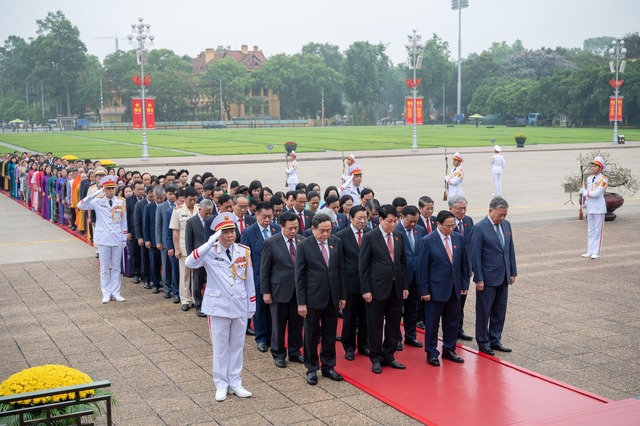 Lãnh đạo Đảng, Nhà nước và các đại biểu Quốc hội vào Lăng viếng Chủ tịch Hồ Chí Minh - Ảnh 1.