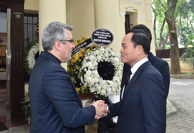 Phó Thủ tướng Trần Lưu Quang ghi sổ tang tưởng niệm Tổng thống Iran - Ảnh 1.