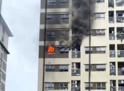 Cháy căn hộ tầng 14 chung cư ở Hà Nội - Ảnh 1.