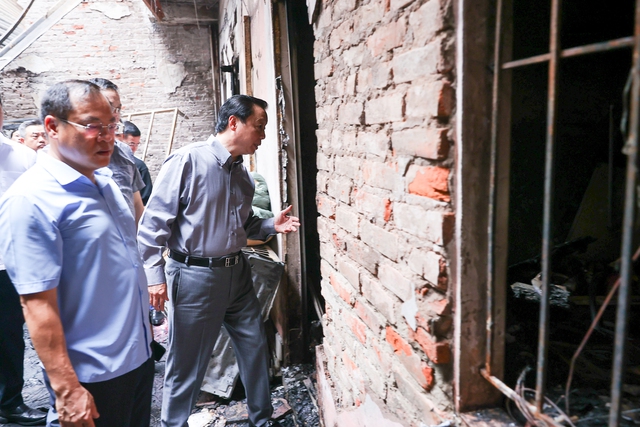  Phó Thủ tướng Trần Hồng Hà trực tiếp chỉ đạo khắc phục hậu quả vụ cháy nhà trọ ở Trung Kính - Ảnh 1.