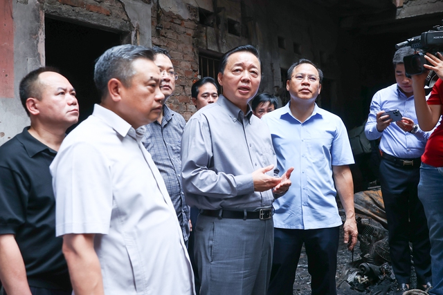  Phó Thủ tướng Trần Hồng Hà trực tiếp chỉ đạo khắc phục hậu quả vụ cháy nhà trọ ở Trung Kính - Ảnh 2.