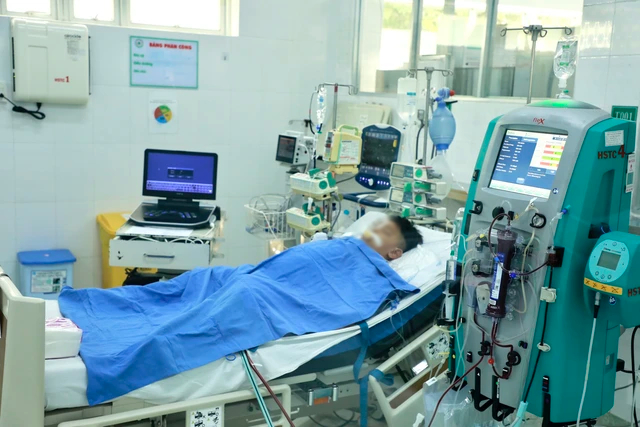 Đoàn bác sĩ từ TP Hồ Chí Minh đến hỗ trợ điều trị cho 2 bệnh nhi ngộ độc nặng sau khi ăn bánh mì - Ảnh 3. Đoàn bác sĩ từ TP Hồ Chí Minh đến hỗ trợ điều trị cho 2 bệnh nhi ngộ độc nặng sau khi ăn bánh mì - Ảnh 3.