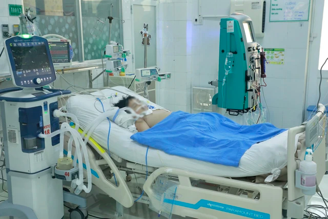 Đoàn bác sĩ từ TP Hồ Chí Minh đến hỗ trợ điều trị cho 2 bệnh nhi ngộ độc nặng sau khi ăn bánh mì - Ảnh 2. Đoàn bác sĩ từ TP Hồ Chí Minh đến hỗ trợ điều trị cho 2 bệnh nhi ngộ độc nặng sau khi ăn bánh mì - Ảnh 2.