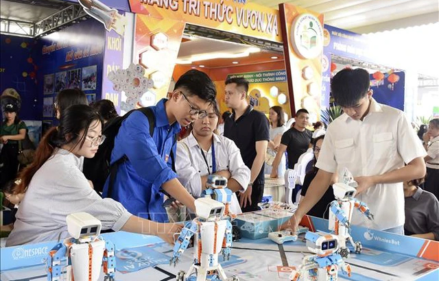 Hàng nghìn bài giảng điện tử và sản phẩm thú vị tại Ngày hội Công nghệ thông tin và STEM 2024 - Ảnh 1. Hàng nghìn bài giảng điện tử và sản phẩm thú vị tại Ngày hội Công nghệ thông tin và STEM 2024 - Ảnh 1.