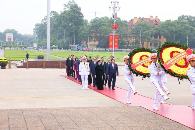 Lãnh đạo Đảng, Nhà nước vào Lăng viếng Chủ tịch Hồ Chí Minh - Ảnh 1.