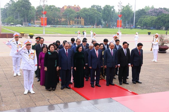 Lãnh đạo Đảng, Nhà nước vào Lăng viếng Chủ tịch Hồ Chí Minh - Ảnh 2.