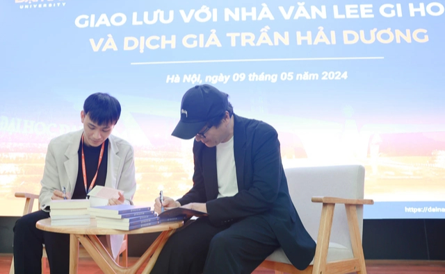 Nhà văn Lee Ki Ho giao lưu cùng sinh viên về văn học Hàn Quốc - Ảnh 2.