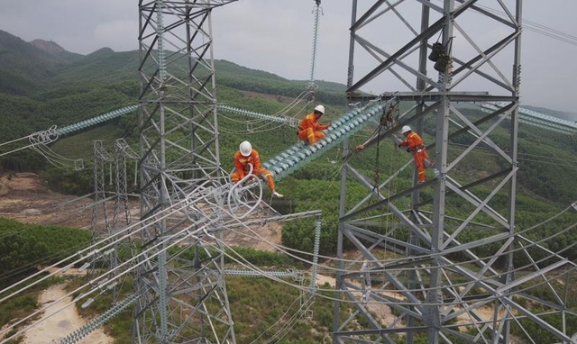 Dự án Đường dây 500kV mạch 3: Gấp rút hoàn thiện những công đoạn cuối cùng - Ảnh 1.