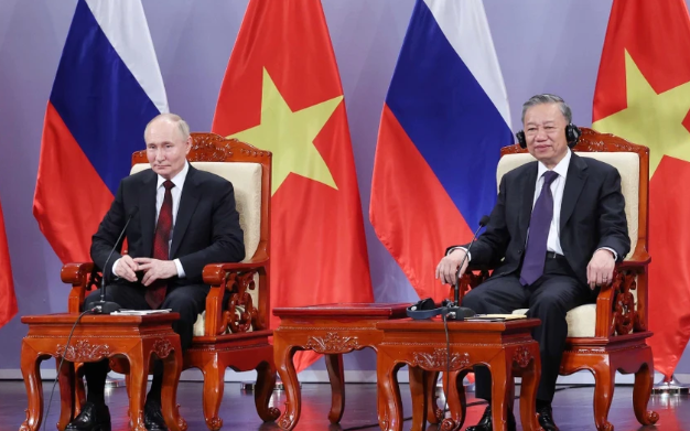 Chủ tịch nước Tô Lâm và Tổng thống Vladimir Putin gặp gỡ cựu sinh viên Việt Nam học ở Nga - Ảnh 2.