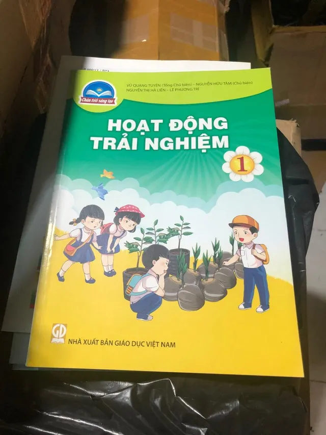 Đường dây 4 triệu sách giáo khoa giả: In ấn tinh xảo, tem giả khó phân biệt - Ảnh 1.