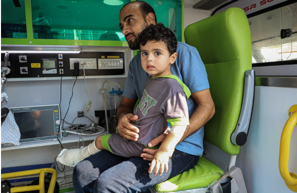 Trẻ em bị thương và mắc bệnh rời khỏi Gaza trong chuyến sơ tán y tế đầu tiên - Ảnh 1.