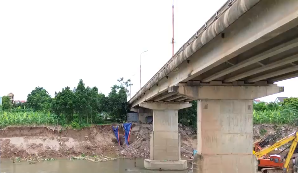 Phú Thọ: Bờ sông Đà sạt lở khiến người dân lo lắng - Ảnh 1.