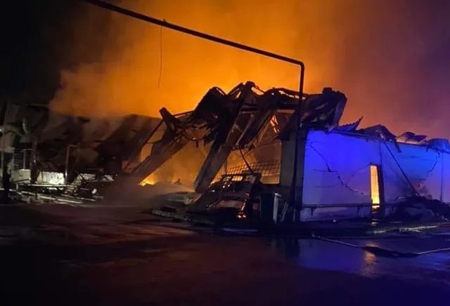 Cháy rừng rực ở công ty gỗ trong Khu công nghiệp tại Bình Dương - Ảnh 2.