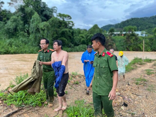Bộ trưởng Lương Tam Quang gửi Thư khen công an cứu người giữa dòng nước lũ - Ảnh 2.