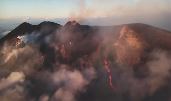 Núi lửa Etna (Italy) phun trào dữ dội - Ảnh 1.