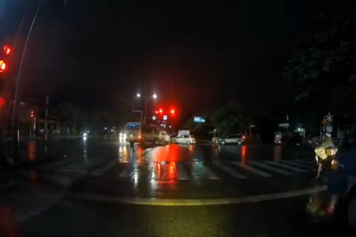 Ô tô khách vượt đèn đỏ đâm lật xe tải rồi bỏ chạy ở Hà Nội - Ảnh 1.