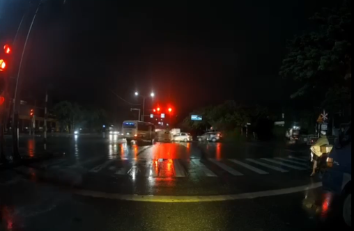 Ô tô khách vượt đèn đỏ đâm lật xe tải rồi bỏ chạy ở Hà Nội - Ảnh 2.