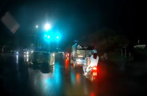 Ô tô khách vượt đèn đỏ đâm lật xe tải rồi bỏ chạy ở Hà Nội - Ảnh 3.
