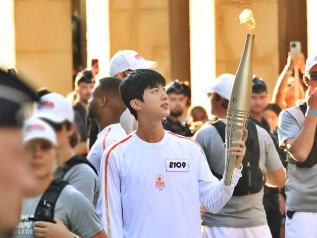 Jin (BTS) chia sẻ cảm xúc sau Lễ rước đuốc Olympic Paris 2024 - Ảnh 2.