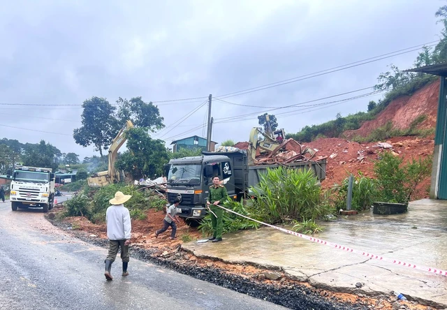 Sạt lở đất tại Lâm Đồng vùi lấp nhà dân khiến 1 người tử vong - Ảnh 4.