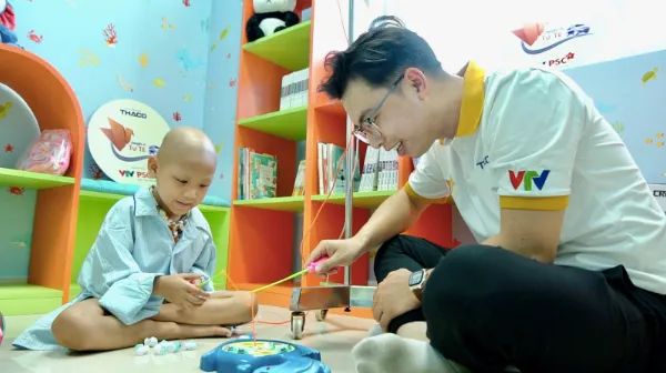 The Kindness Journey in July: Painting Dreams for Children at Da Nang Oncology Hospital - Ảnh 2.