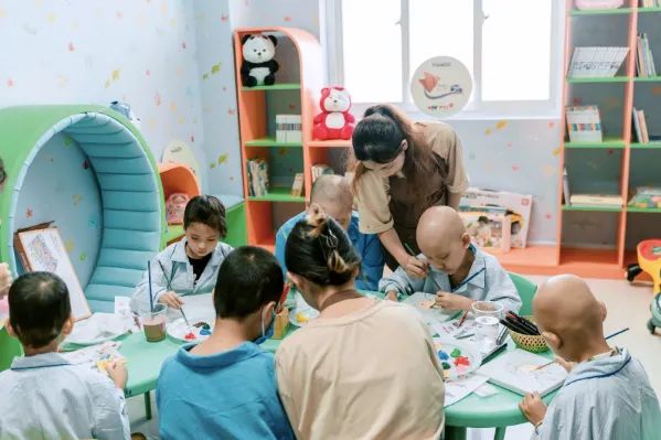 The Kindness Journey in July: Painting Dreams for Children at Da Nang Oncology Hospital - Ảnh 4.