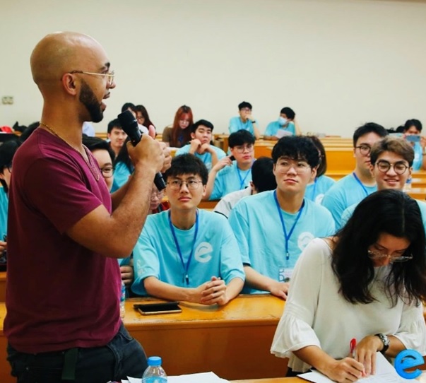 Thích chuyên ngành tiếng Anh kết hợp khoa học và công nghệ nên chọn học ngành gì? - Ảnh 2.