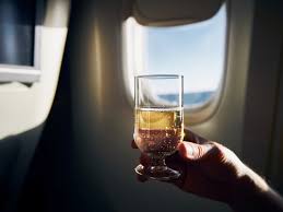 Vì sao không nên uống rượu khi đi máy bay? - Ảnh 2.