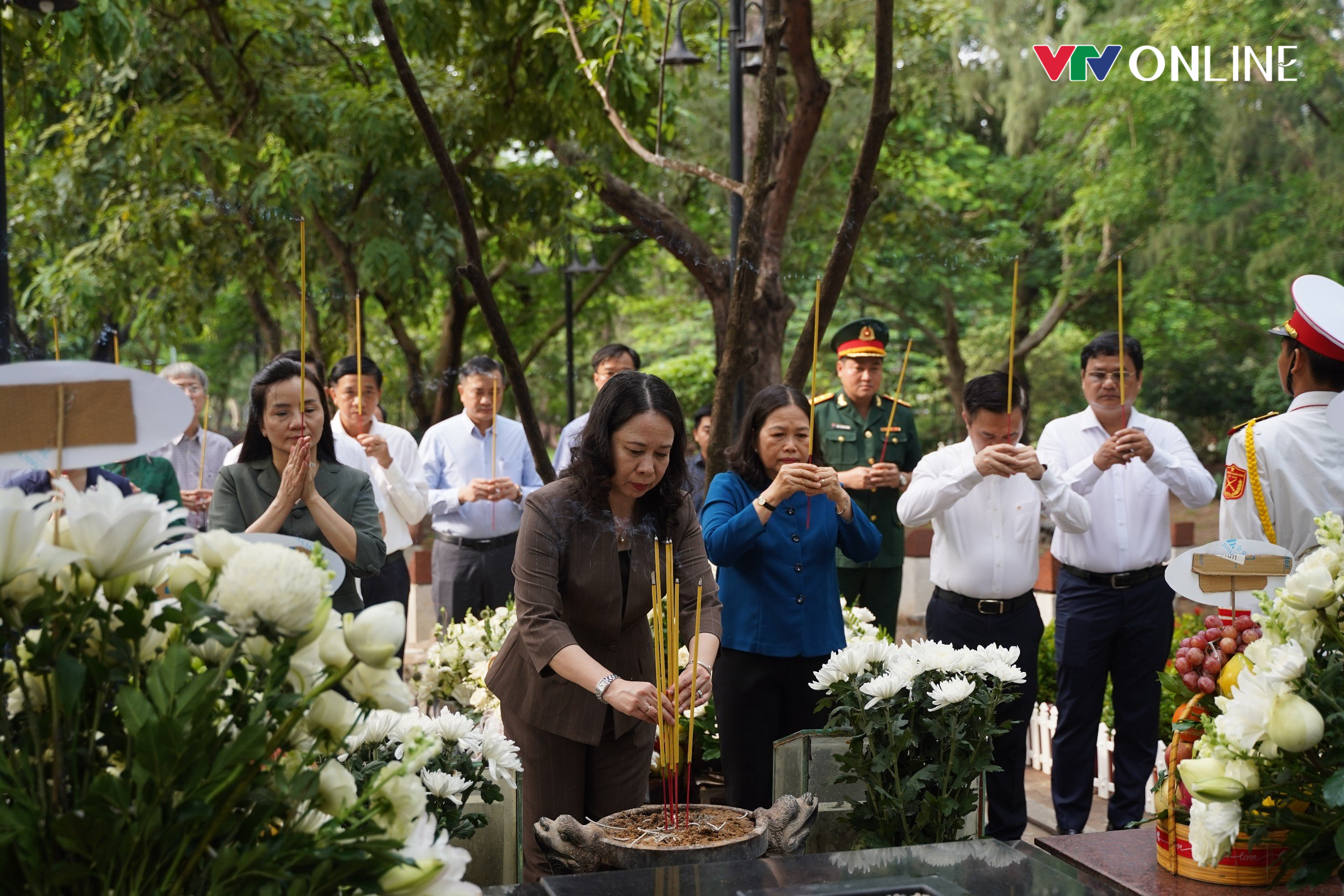 Phó Chủ tịch nước Võ Thị Ánh Xuân viếng Nghĩa trang Hàng Dương - Ảnh 1.