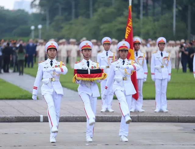 Lễ thượng cờ rủ Quốc tang Tổng Bí thư Nguyễn Phú Trọng tại Quảng trường Ba Đình - Ảnh 2.