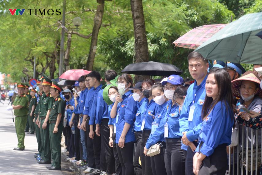 Biển người xúc động tiễn đưa Tổng Bí thư Nguyễn Phú Trọng về nơi an nghỉ cuối cùng - Ảnh 5.