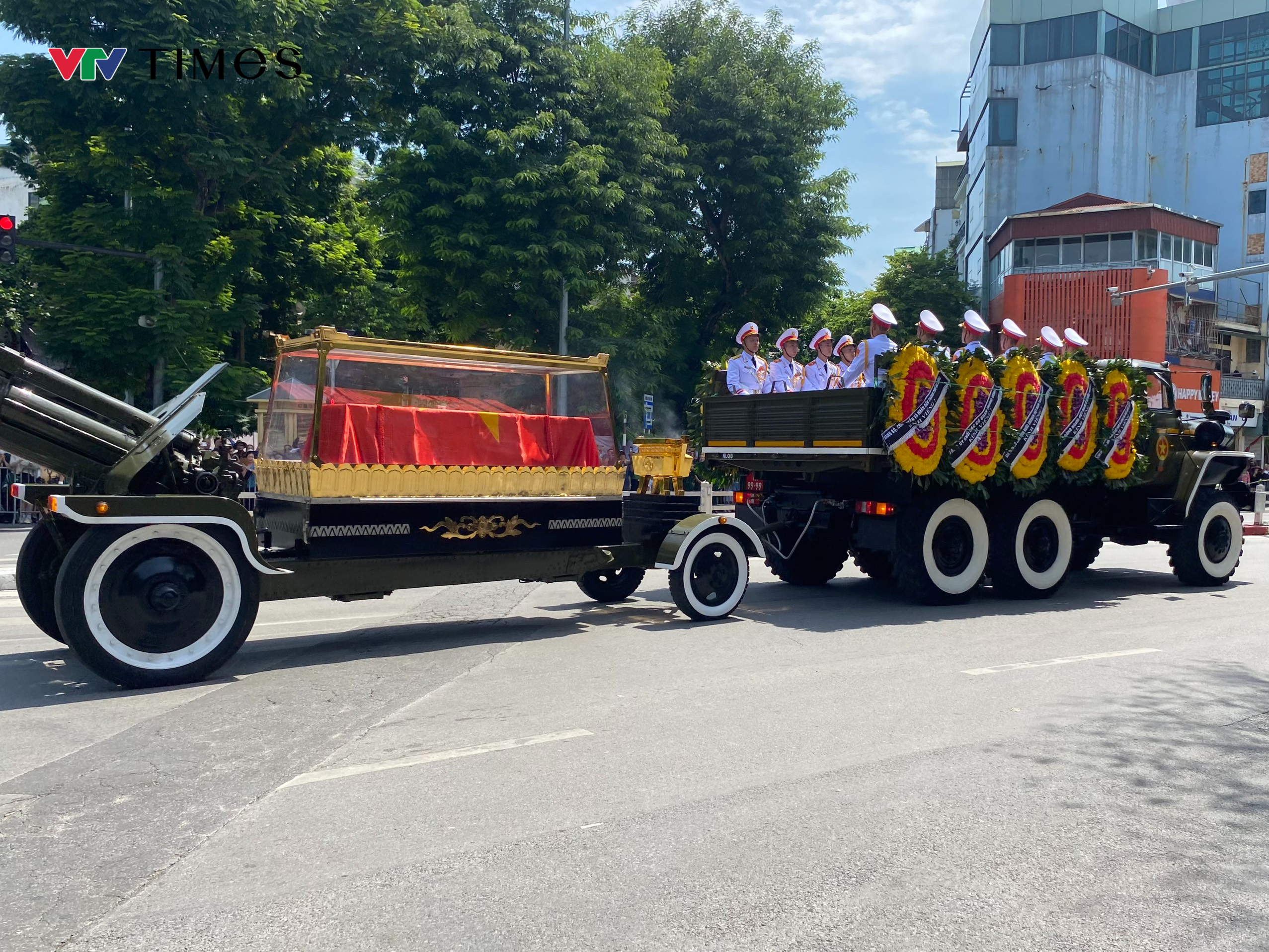 Biển người xúc động tiễn đưa Tổng Bí thư Nguyễn Phú Trọng về nơi an nghỉ cuối cùng - Ảnh 14.