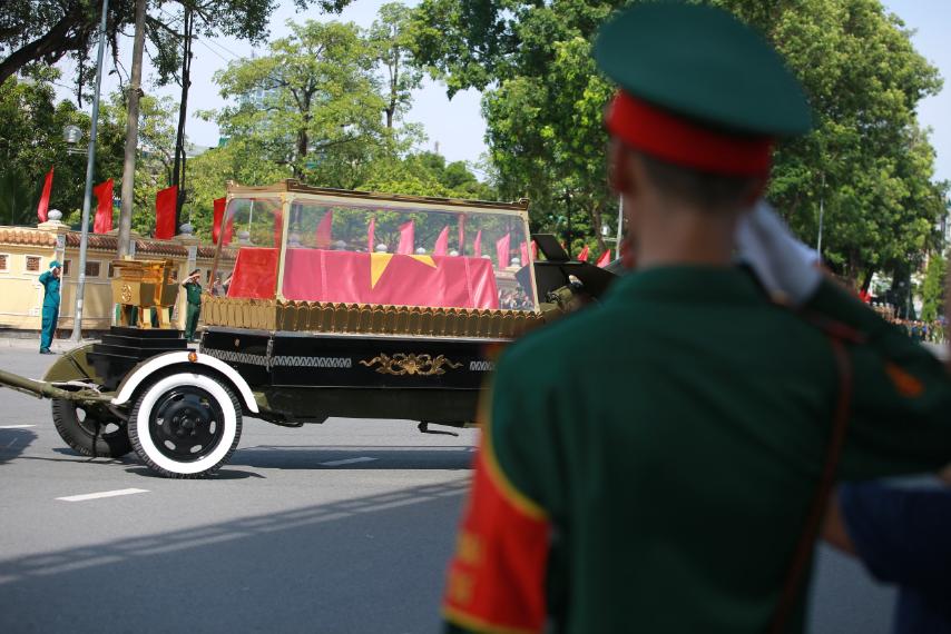 Biển người xúc động tiễn đưa Tổng Bí thư Nguyễn Phú Trọng về nơi an nghỉ cuối cùng - Ảnh 20.