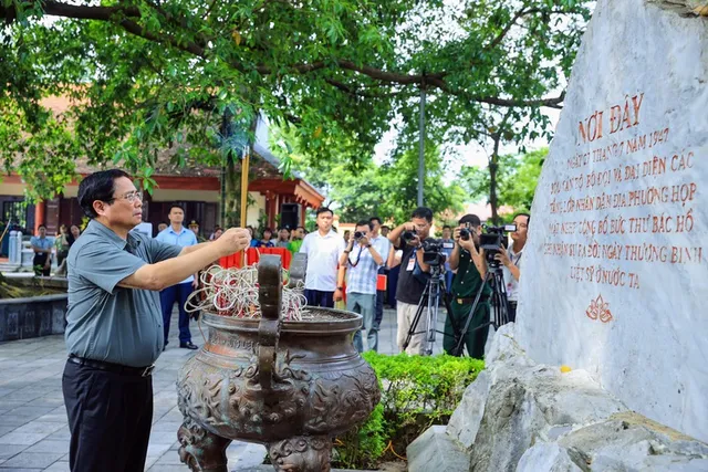 Thủ tướng tưởng niệm các Anh hùng liệt sĩ và tặng quà gia đình chính sách tại Thái Nguyên - Ảnh 1.