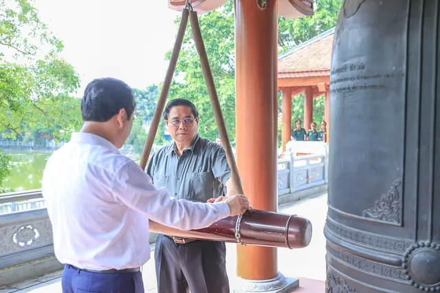 Thủ tướng tưởng niệm các Anh hùng liệt sĩ và tặng quà gia đình chính sách tại Thái Nguyên - Ảnh 2.