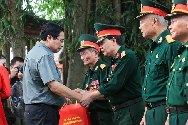 Thủ tướng tưởng niệm các Anh hùng liệt sĩ và tặng quà gia đình chính sách tại Thái Nguyên - Ảnh 6.