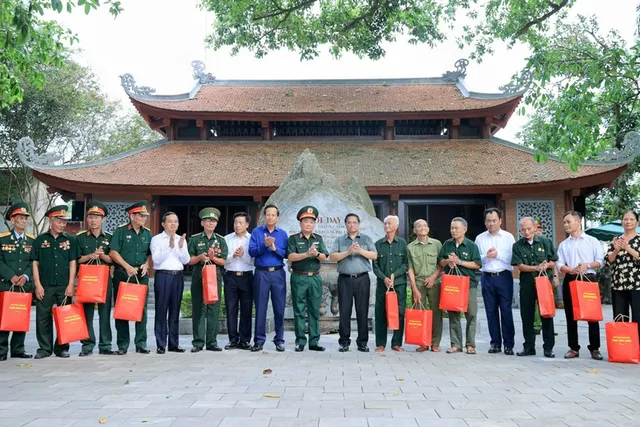 Thủ tướng tưởng niệm các Anh hùng liệt sĩ và tặng quà gia đình chính sách tại Thái Nguyên - Ảnh 8.