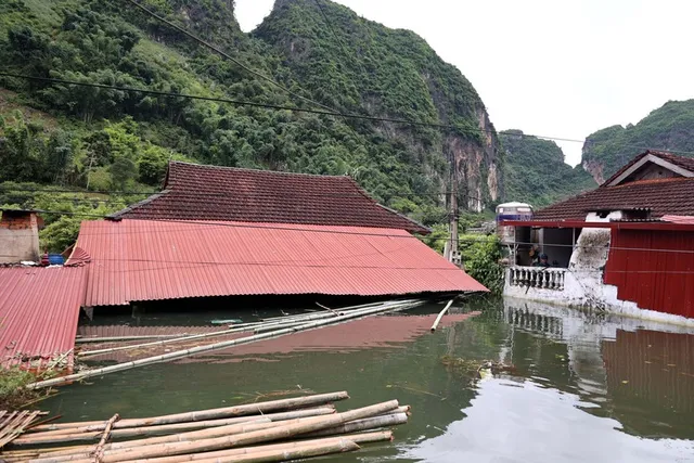 Phó Thủ tướng Lê Thành Long thị sát vùng ngập lụt, thăm hỏi đời sống người dân tỉnh Sơn La - Ảnh 4.